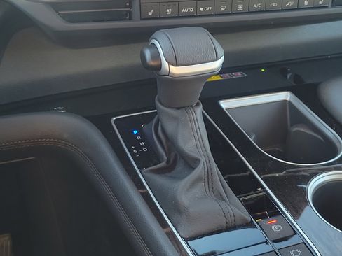 Used 2025 Toyota Sienna Platinum image 29