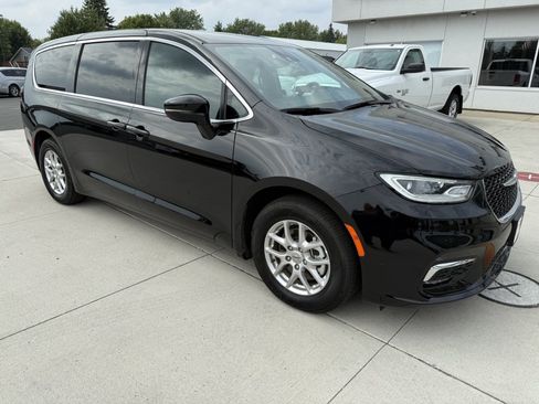 Used 2025 Chrysler Pacifica Select FWD image 1