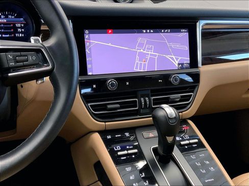 Certified 2024 Porsche Macan AWD/4WD image 17