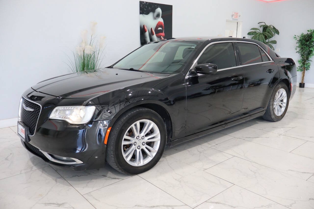 Used 2019 Chrysler 300 Touring w/ Driver Convenience Group RWD image 1