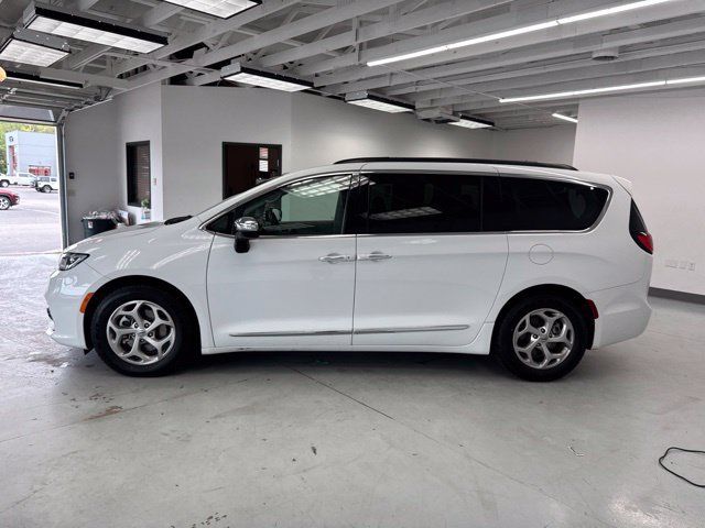 Used 2023 Chrysler Pacifica Limited FWD image 8
