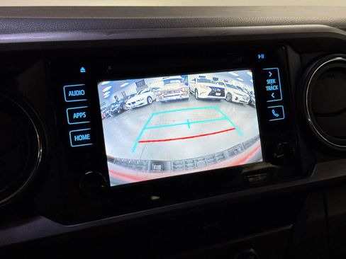 Used 2018 Toyota Tacoma TRD Off-Road w/ Technology Package AWD/4WD image 28