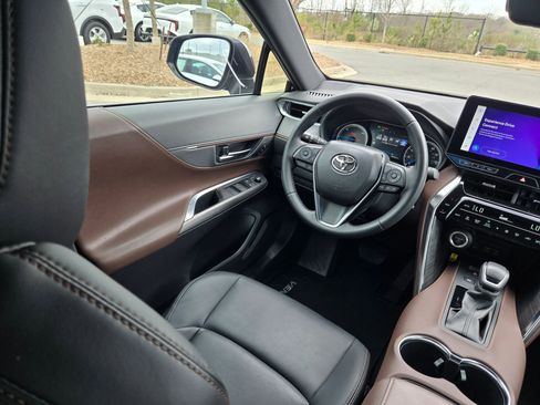 Used 2024 Toyota Venza XLE image 17