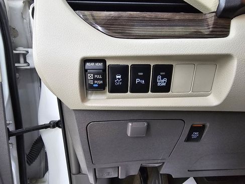 Used 2016 Toyota Sienna XLE w/ XLE Navigation Package FWD image 34