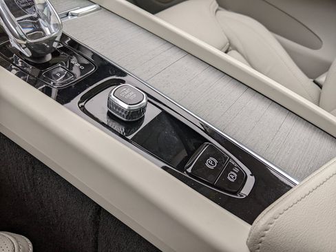 Certified 2025 Volvo XC60 T8 Ultra w/ Climate Package image 20