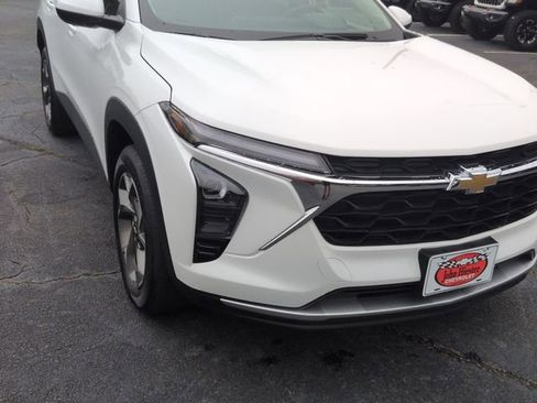 Used 2025 Chevrolet Trax LT w/ LT Convenience Package FWD image 8