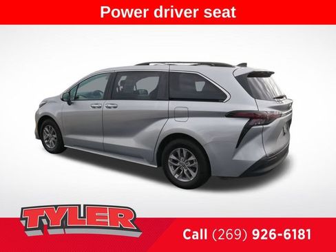 Used 2024 Toyota Sienna XLE FWD image 5