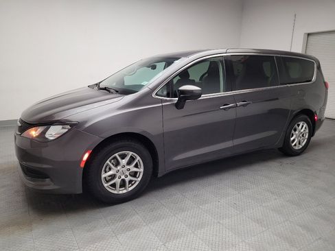 Used 2023 Chrysler Voyager LX FWD image 2