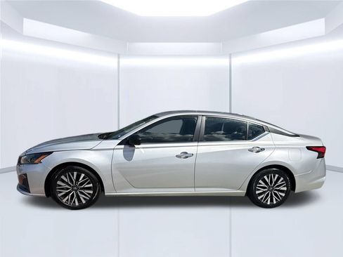 Used 2024 Nissan Altima 2.5 SV FWD image 3