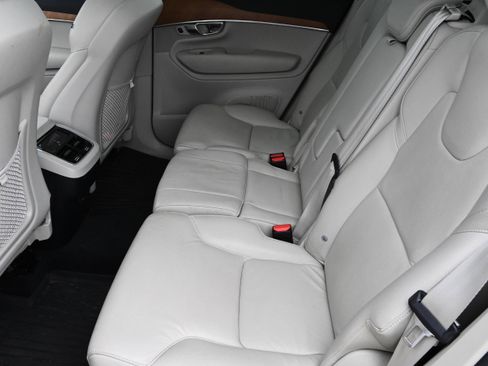 Used 2022 Volvo XC90 T6 Momentum w/ Protection Package Premier image 10