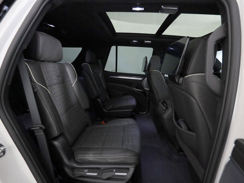 Used 2025 Cadillac Escalade V w/ LPO, ONYX Package image 15