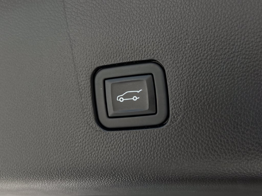 Used 2023 Chevrolet Traverse Premier FWD image 22