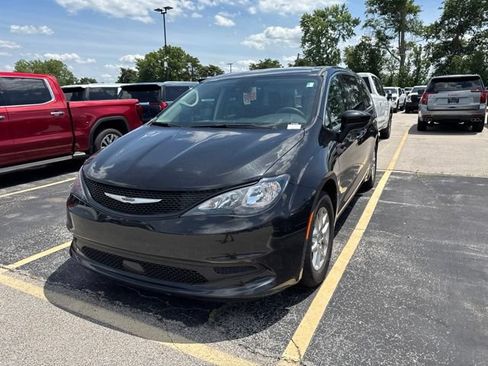 Used 2023 Chrysler Voyager LX FWD image 2