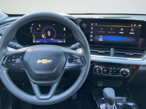 Used 2025 Chevrolet Trax LT FWD image 13