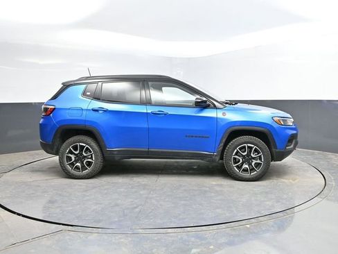 Used 2025 Jeep Compass Trailhawk AWD/4WD image 12