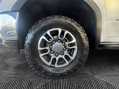 Used 2022 GMC Sierra 2500 SLE w/ SLE Convenience Package image 9