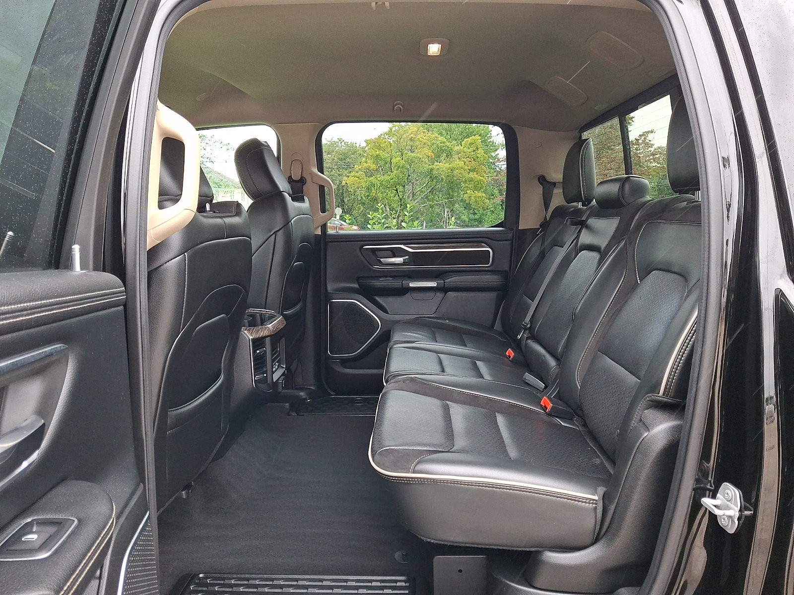 Used 2019 RAM 1500 Laramie AWD/4WD image 10