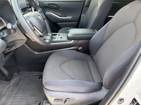 Used 2022 Toyota Highlander L FWD image 17