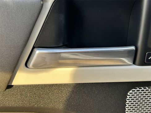 Used 2023 Land Rover Defender 130 X-Dynamic SE image 29