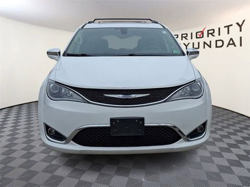 Used 2018 Chrysler Pacifica Limited image 2