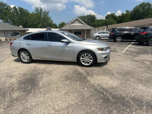 Used 2018 Chevrolet Malibu LT FWD image 2