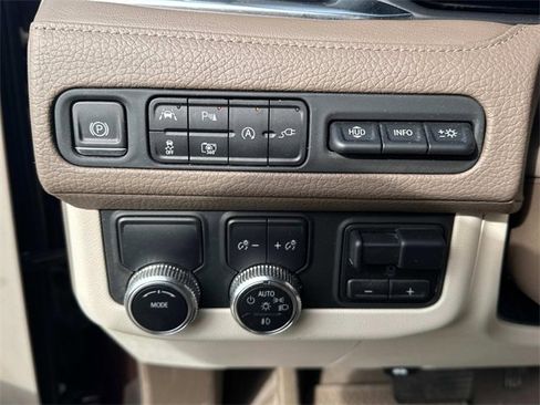 Used 2022 GMC Yukon Denali w/ Denali Premium Package image 27