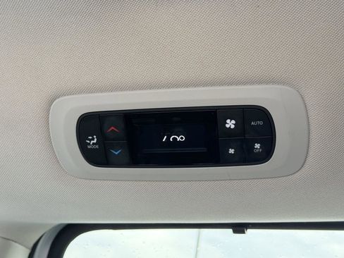 Used 2023 Chrysler Pacifica Touring-L FWD image 7