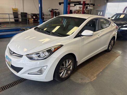 Used 2015 Hyundai Elantra SE w/ Option Group 02 FWD image 1