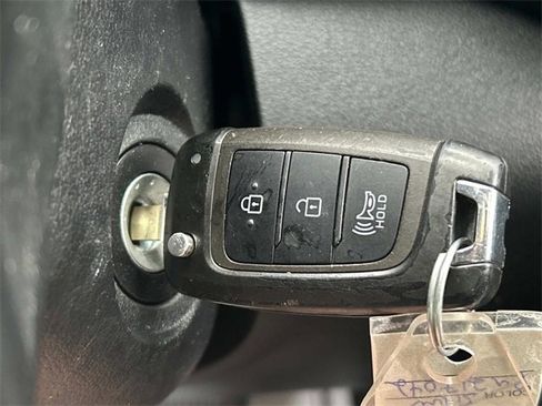 Used 2023 Hyundai Venue SEL image 33