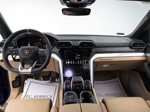 Used 2022 Lamborghini Urus AWD/4WD image 35