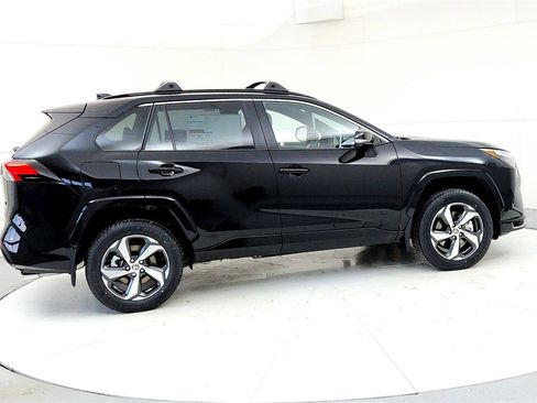 New 2025 Toyota RAV4 SE image 6