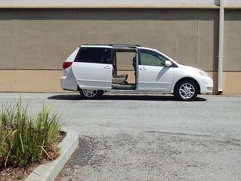 Used 2005 Toyota Sienna XLE Limited image 6