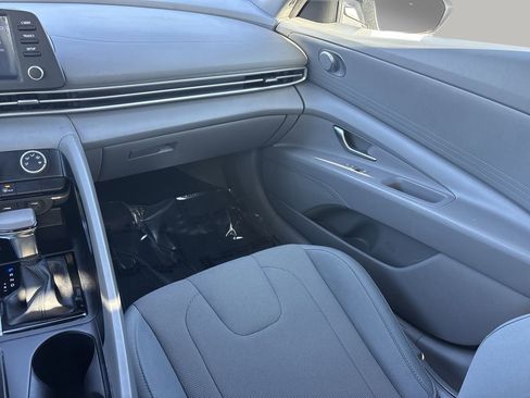 Used 2021 Hyundai Elantra SE image 15