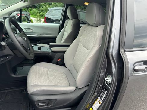 Used 2025 Toyota Sienna LE AWD/4WD image 13