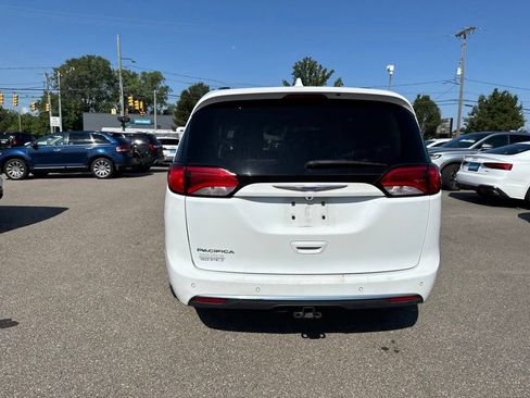 Used 2019 Chrysler Pacifica Touring-L FWD image 4