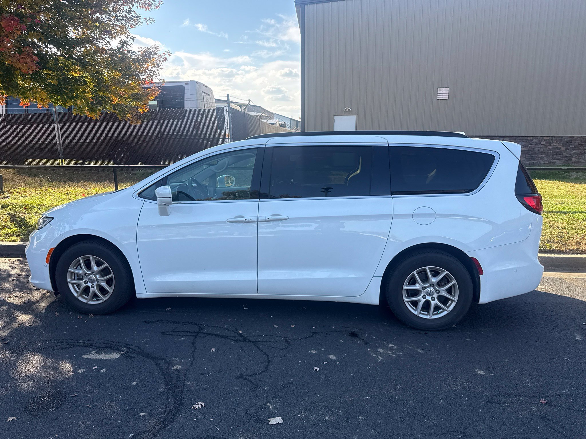 Used 2022 Chrysler Pacifica Touring-L w/ Uconnect Theater Family Group FWD image 8