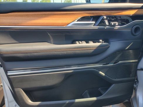 Used 2025 Jeep Grand Wagoneer L Series III w/ Rear Seat Video Group 1 AWD/4WD image 7