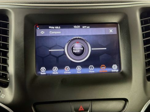 Used 2019 Jeep Cherokee Latitude Plus FWD image 21