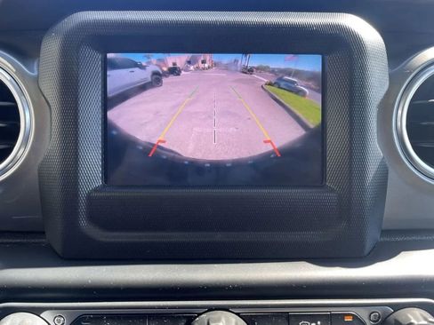 Used 2018 Jeep Wrangler Unlimited Sahara image 9