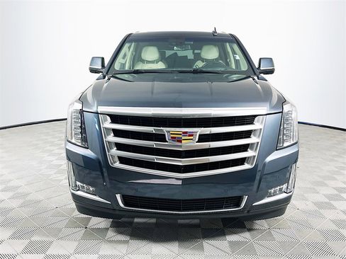 Used 2019 Cadillac Escalade Luxury image 2