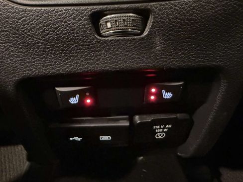 Used 2019 Jeep Cherokee Overland w/ Technology Group AWD/4WD image 30