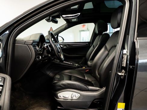 Used 2024 Porsche Macan image 25