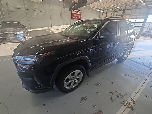 Used 2019 Toyota RAV4 LE image 1