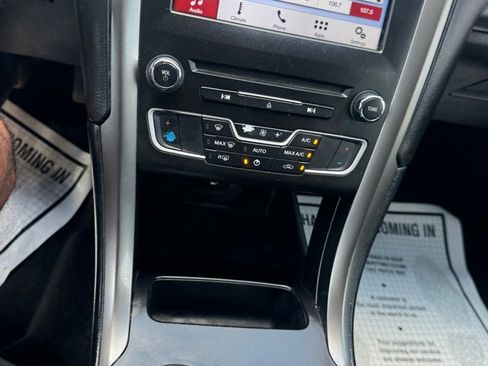 Used 2017 Ford Fusion SE w/ Fusion SE Technology Package image 6