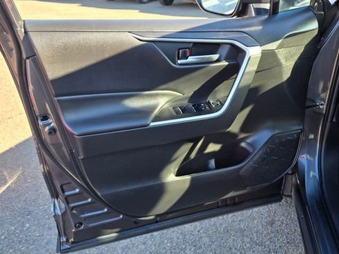 Used 2022 Toyota RAV4 XLE Premium image 20