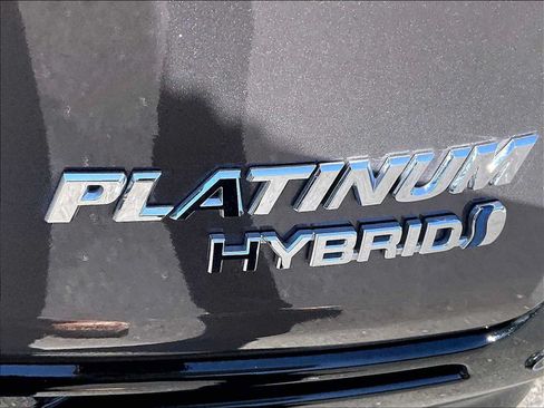 Used 2024 Toyota Sienna Platinum FWD image 11