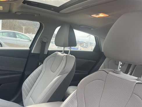 Used 2023 Hyundai Elantra Limited image 4