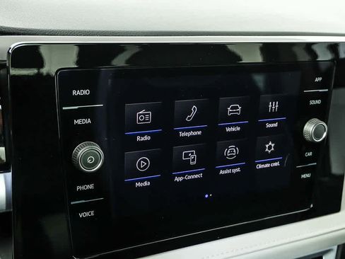 Certified 2025 Volkswagen Taos SE w/ Panoramic Sunroof Package FWD image 16