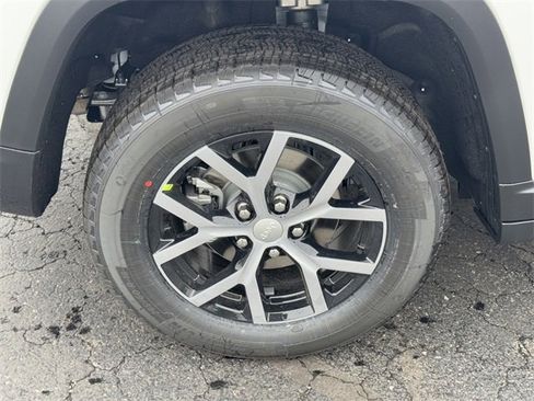 New 2025 Jeep Grand Cherokee Limited image 12