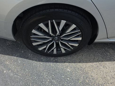 Used 2024 Nissan Altima 2.5 SV FWD image 12